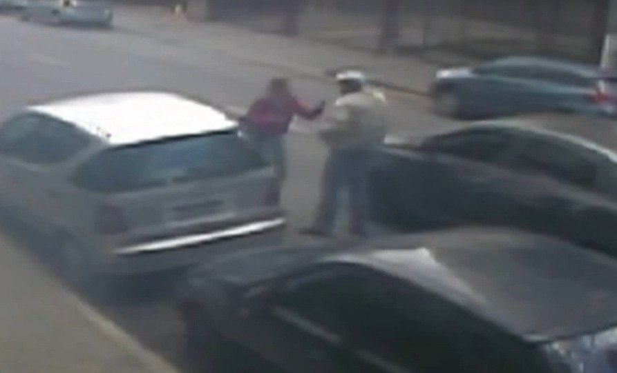 Imagem pouco nítida mostra homem com chapéu próximo a mulher entre carros no meio da rua - Metrópoles