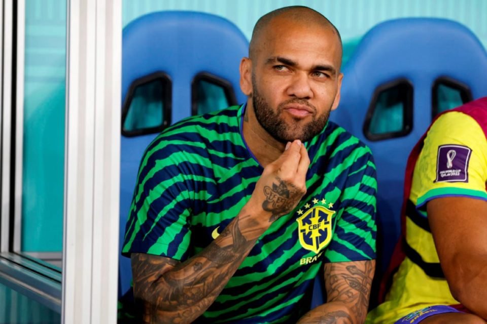 Daniel Alves faz careta em banco da Seleção Brasileira durante a copa do mundo - Metrópoles