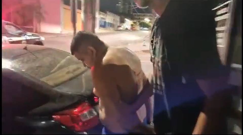 Homem sendo preso