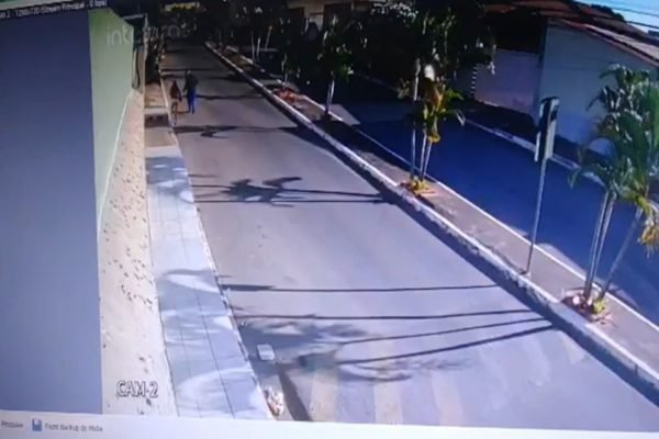 imagem de câmera de segurança mostra mulher correndo de homem