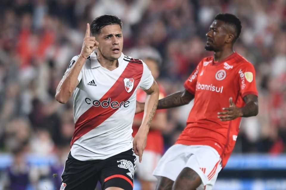 Jogador do River Plate comemora vitória perto de jogador do Internacional - Metrópoles