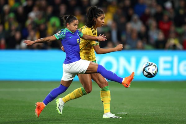 Jogadoras de Brasil e Jamaica disputando a bola - Metrópoles