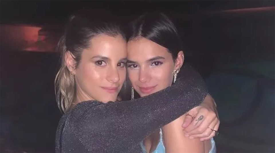 Foto colorida de Shantal e Bruna Marquezine. Elas posam para foto e se abraçam - Metrópoles