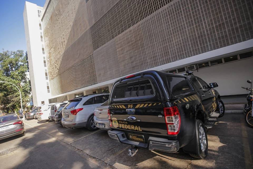 imagem colorida da PF diante de prédio - Metrópoles