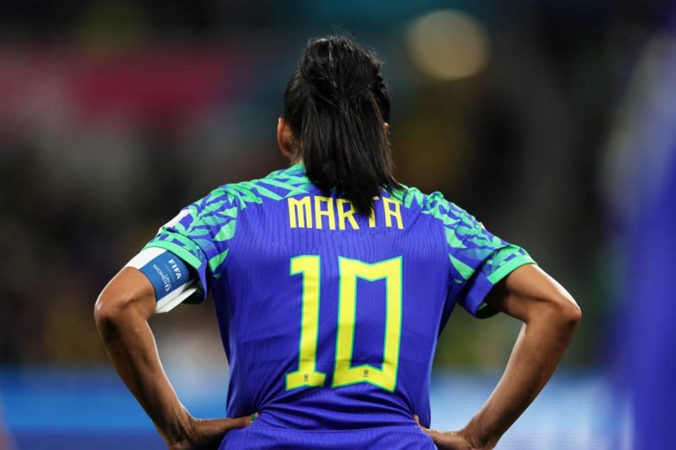 Foto colorida mostra a jogadora de futebol Marta de costas - Metrópoles