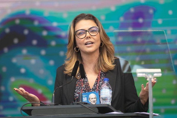 Justiça penhora carro da senadora Leila Barros por dívida com o PSB