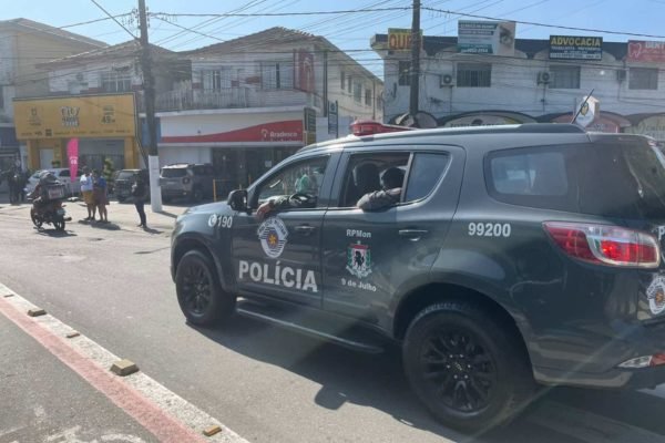 Imagem colorida de viatura da Polícia Militar (PM) circulando no Guarujá - metrópoles