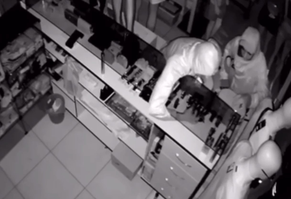 Frame de uma câmera de segurança que flagrou duas pessoas furtando um comércio, em Ceilândia - Metrópoles