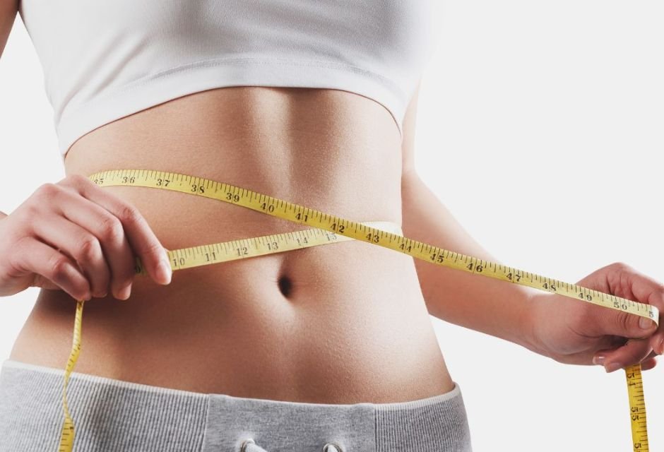 barriga de fora com fita métrica - Metrópoles