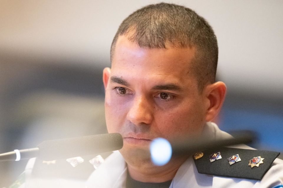 Foto de Flávio Silvestre Alencar, Major da Polícia Militar do Distrito Federal, em CPI na Câmara Legislativa