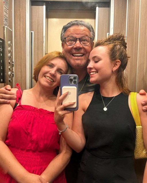 Larissa Manoela posa com os pais, Silvana e Gilberto - Metrópoles