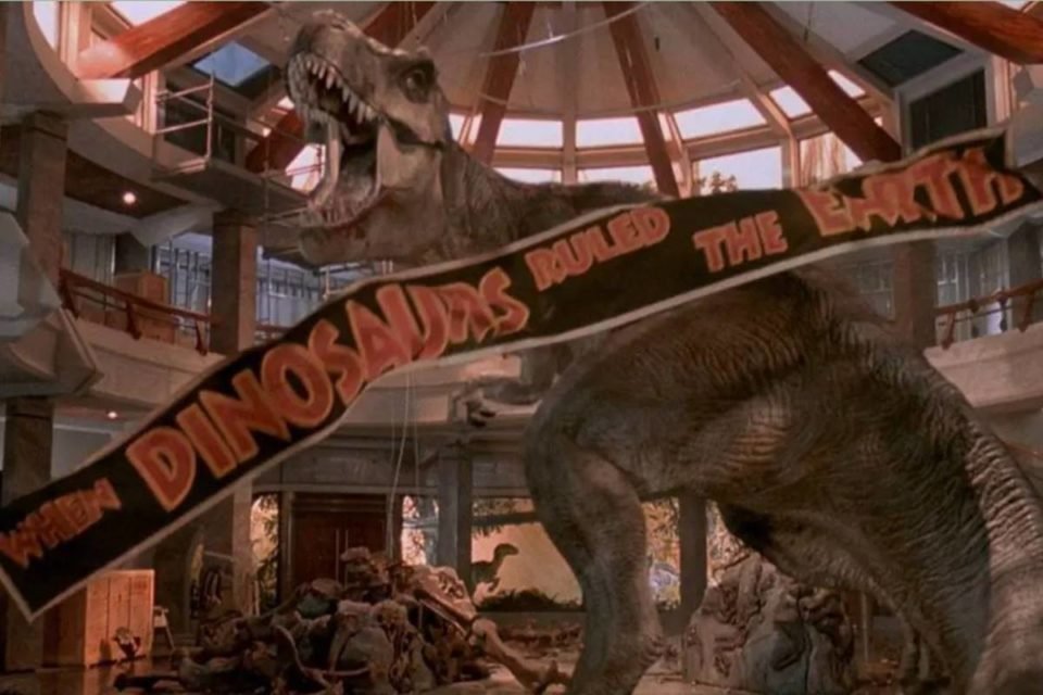 Imagem colorida de um dinossauro em cena do filme Jurassic Park - Metrópoles
