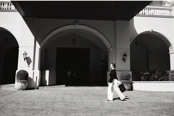 Mulher atravessando a rua com roupas flu&iacute;das - Metr&oacute;poles