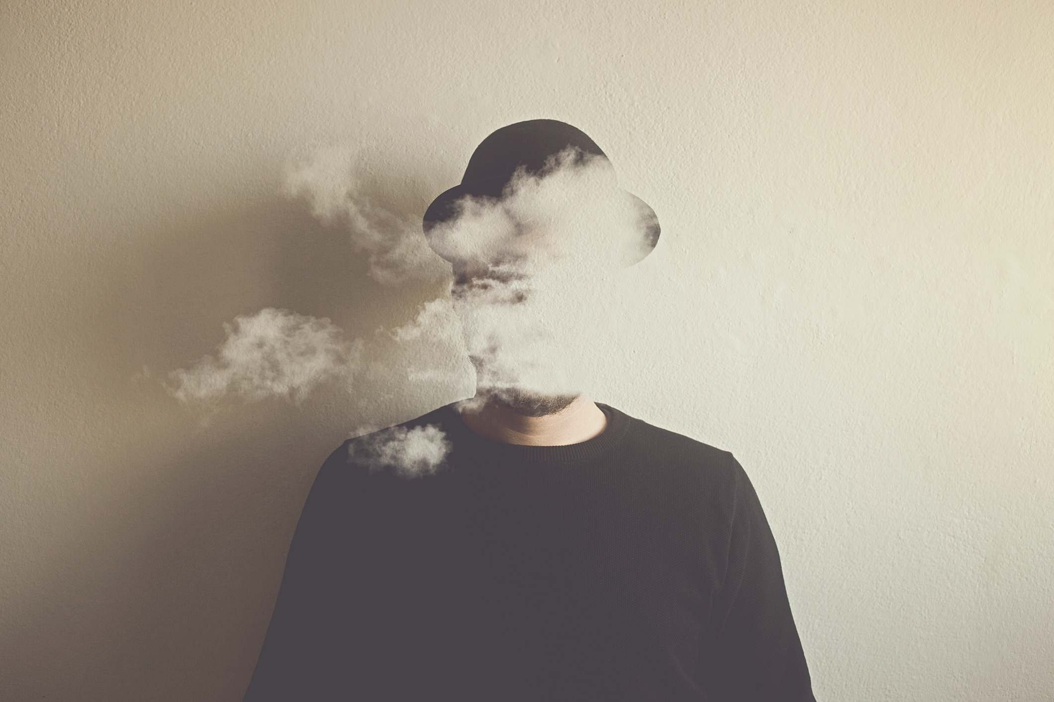 Montagem fotográfica mostra homem com o rosto coberto de fumaça branca - - nevoeiro cerebral - Metrópoles