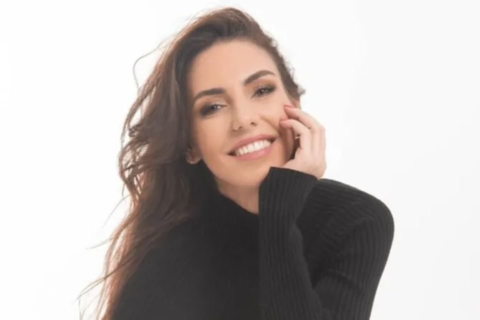 Foto colorida de Glenda Kozlowski com a mão no rosto - Metrópoles