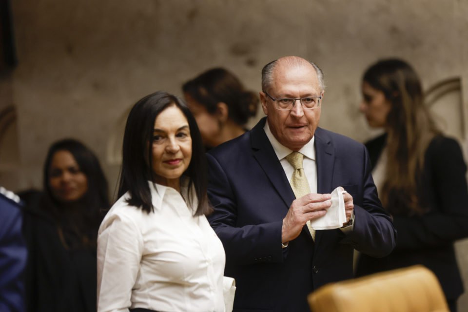 Geraldo Alckimin com a esposa durante posse STF - Metrópoles