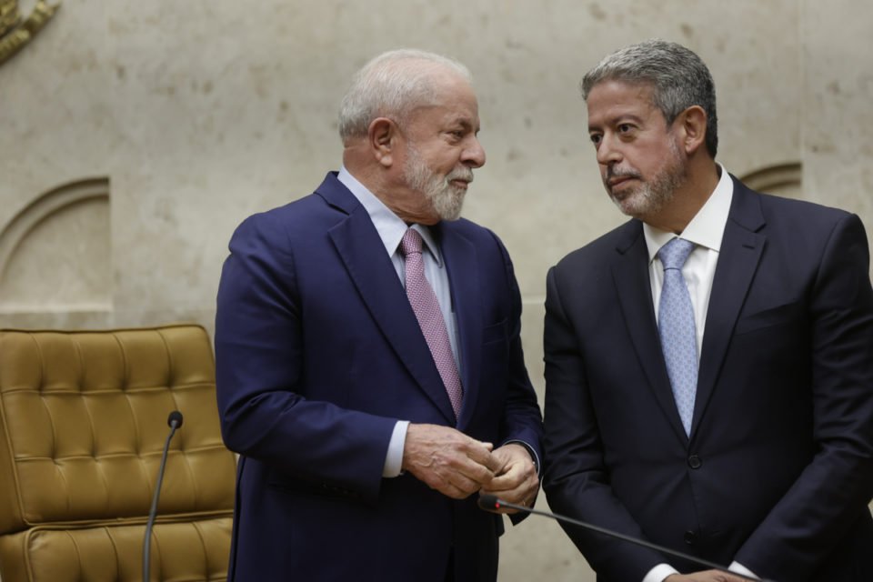 Presidente Lula conversa com Arthur Lira durante posse do Zanin - metrópoles
