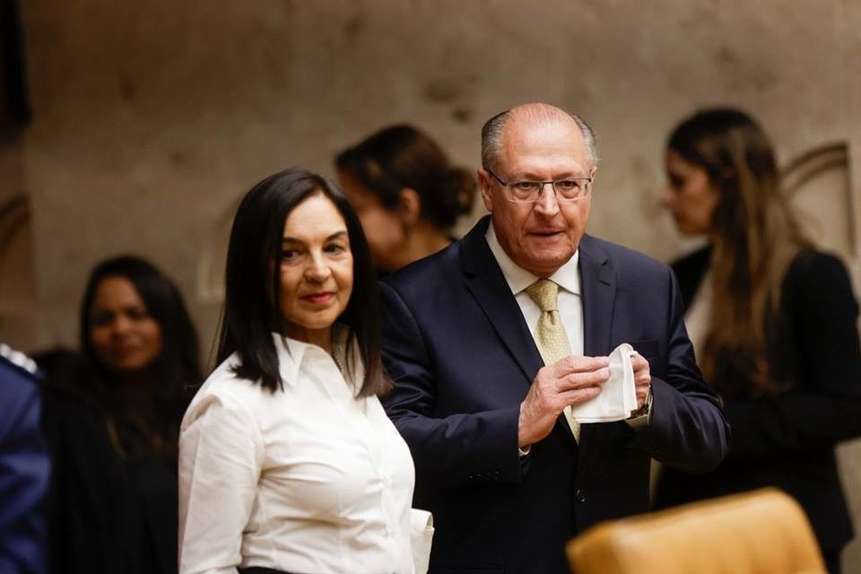 Imagem colorida mostra Geraldo Alckmin ao lado da esposa, Lu Alckmin - Metrópoles