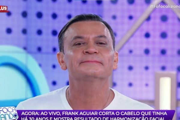 Foto colorida de Frank Aguiar após passar por harmonização facial e corte de cabelo - Metrópoles