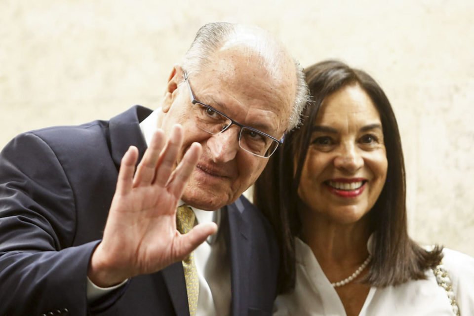 Vice-presidente Geraldo Alckmin e a esposa Lu Alckmin durante cerimônia de posse no STF - Metrópoles