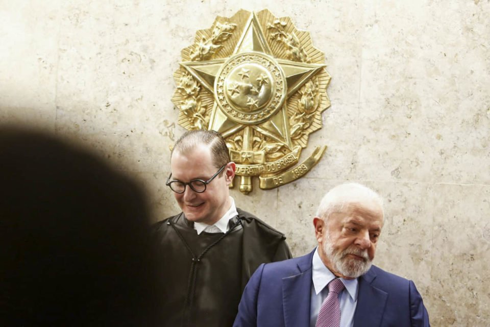 Presidente Lula cumprimenta Cristiano Zanin após cerimônia de posse no STF - Metrópoles