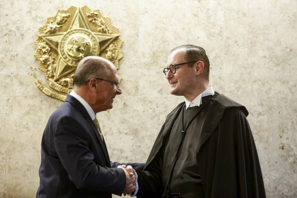 Vice-presidente Geraldo Alckmin cumprimenta Cristiano Zanin após cerimônia de posse no STF - Metrópoles