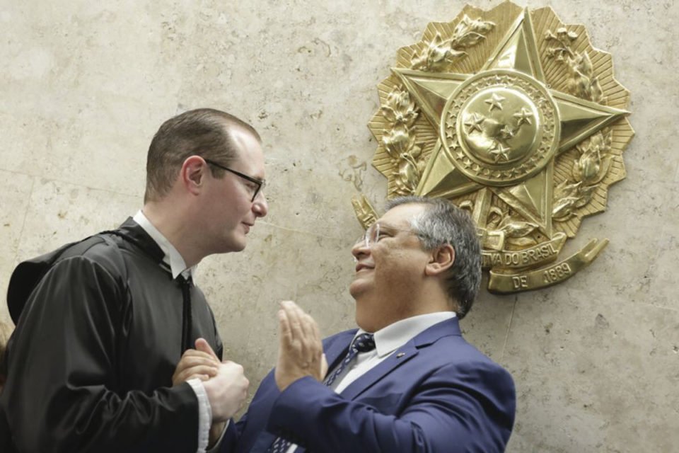 Ministro Justiça Flávio Dino cumprimenta Cristiano Zanin após cerimônia de posse no STF - Metrópoles