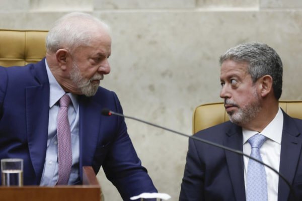 Presidente Lula e Arthur LIra durante posse do ministro do STF Cristiano Zanin - Metrópoles 2