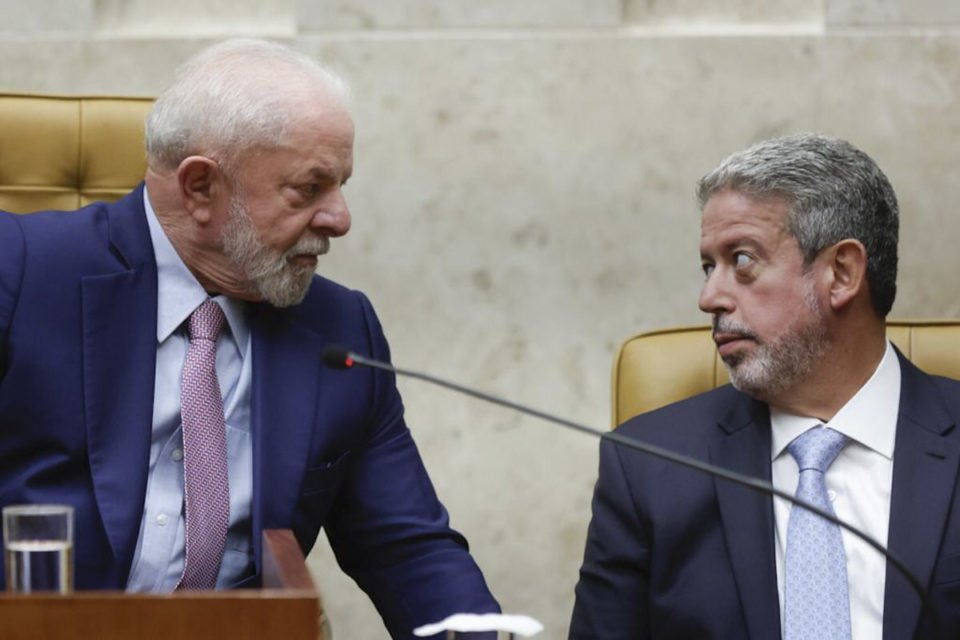 Presidente Lula e Arthur LIra durante posse do ministro do STF Cristiano Zanin - Metrópoles 2