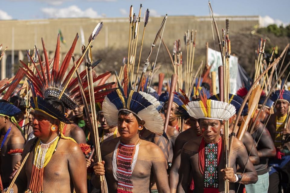 Foto colorida de indígena em Brasília - Metrópoles