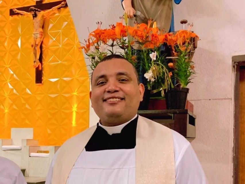Imagem colorida do padre Ramon Guilherme Pitilo da Silva Ramos - Metrópoles