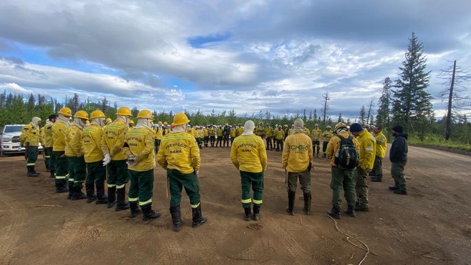 Imagem colorida de combatentes enviados para a missão humanitária contra os incêndios florestais no Canadá - Metrópoles