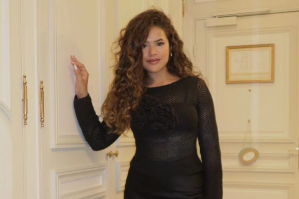 Maísa Silva usando vestido preto de mangas compridas - Metrópoles