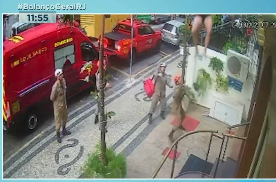 Sidney Sampaio se jogando da janela de um hotel em Copacabana e é amparado por Corpo de Bombeiros - Metrópoles