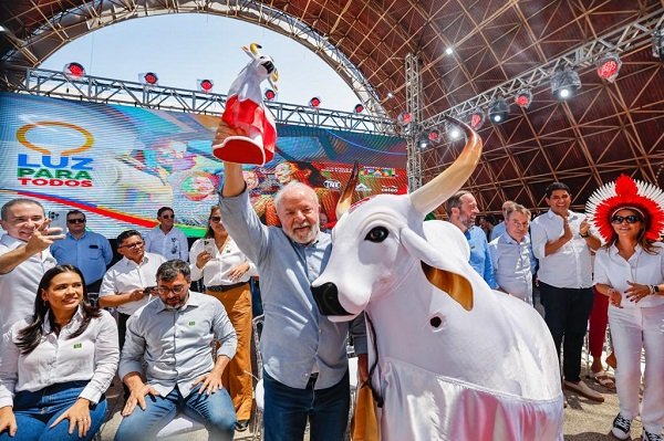 imagem colorida presidente lula com boi bumbá em Parintins AM - metrópoles