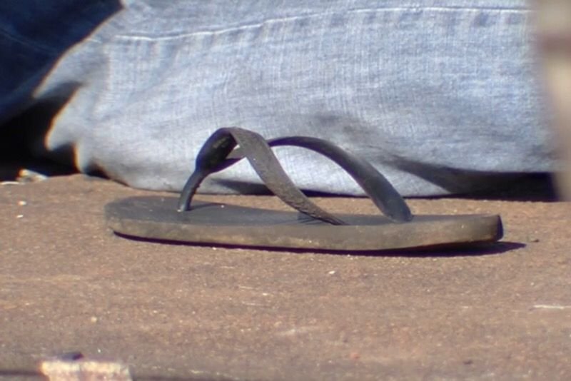 foto colorida de chinelo de morador de rua assassinado na maior chacina de goiania - Metrópoles