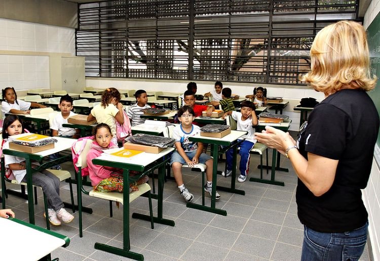 imagem colorida mostra crianças e professora em sala de aula no estado de São Paulo - Metrópoles