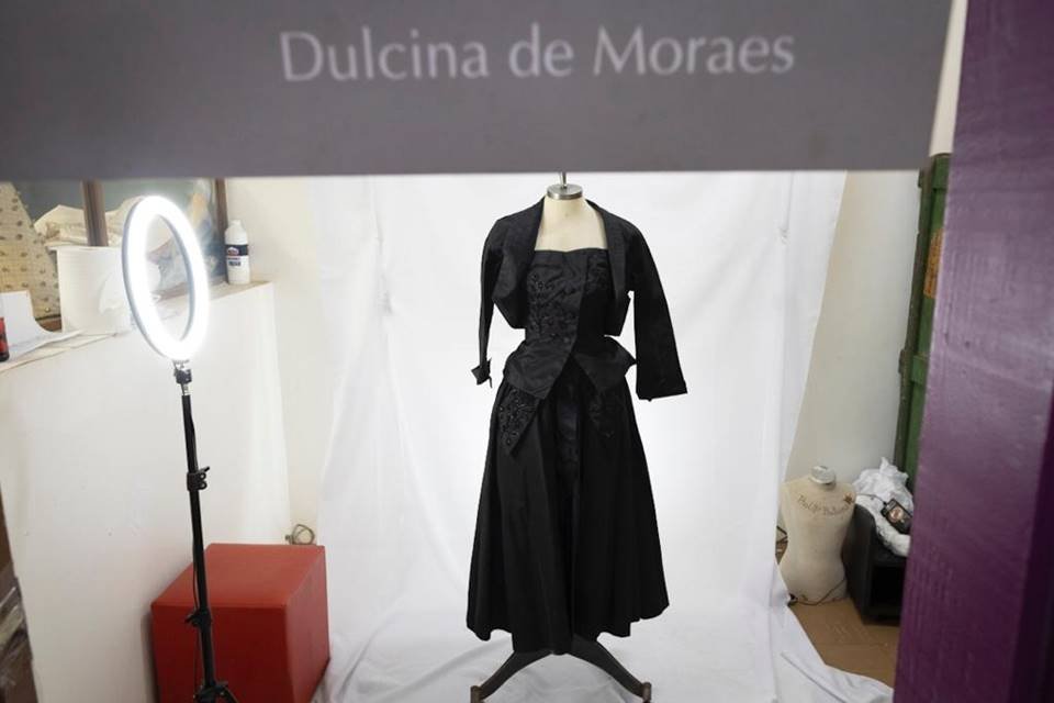 Com que roupa ir ao Teatro?  Vestidos estilosos, Vestidos, Moda