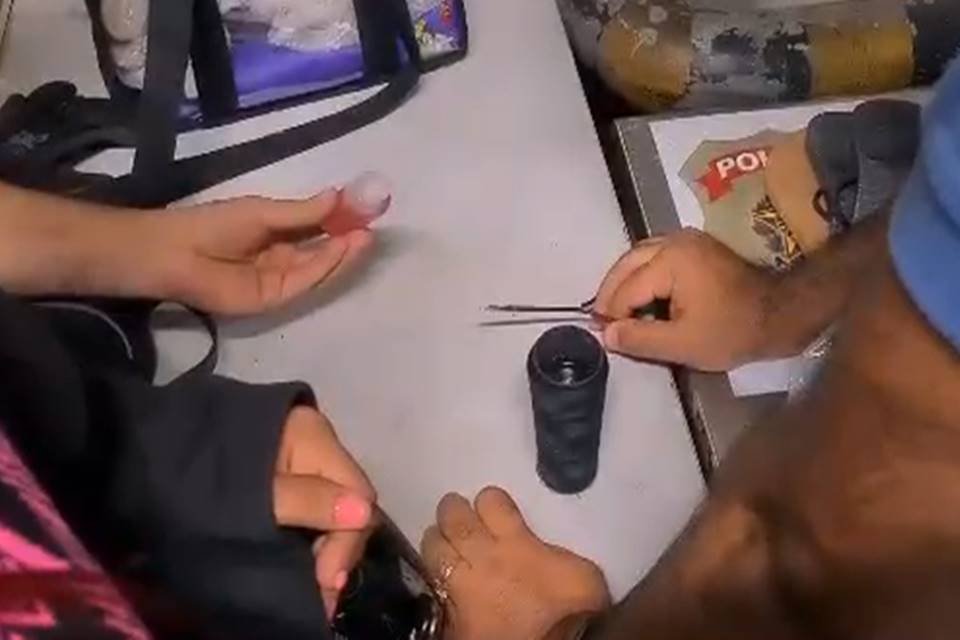 Polícia testa para conferir se recheio em carretel é cocaína