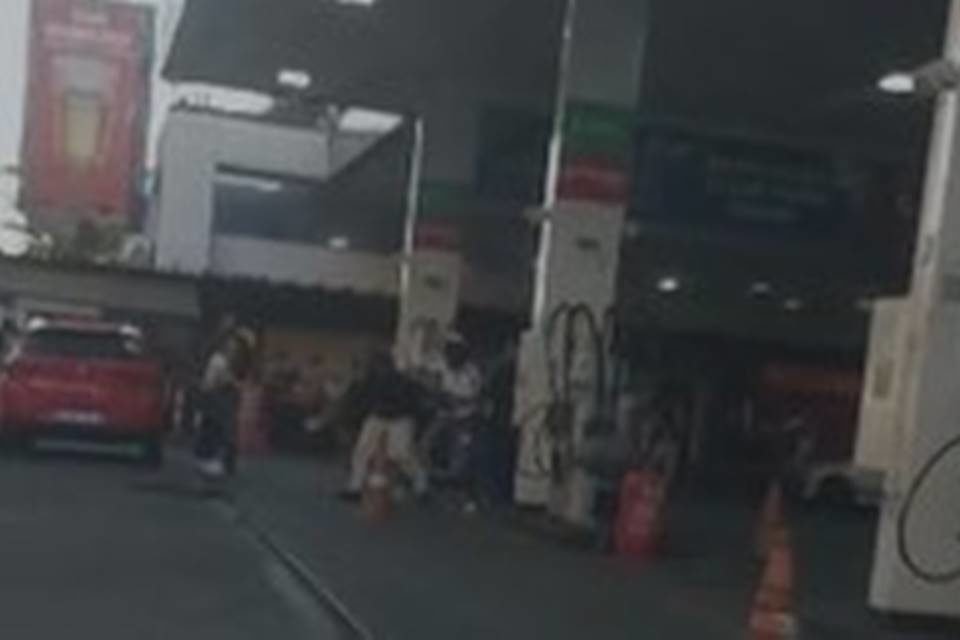 Pessoas brigando em posto - Metrópoles