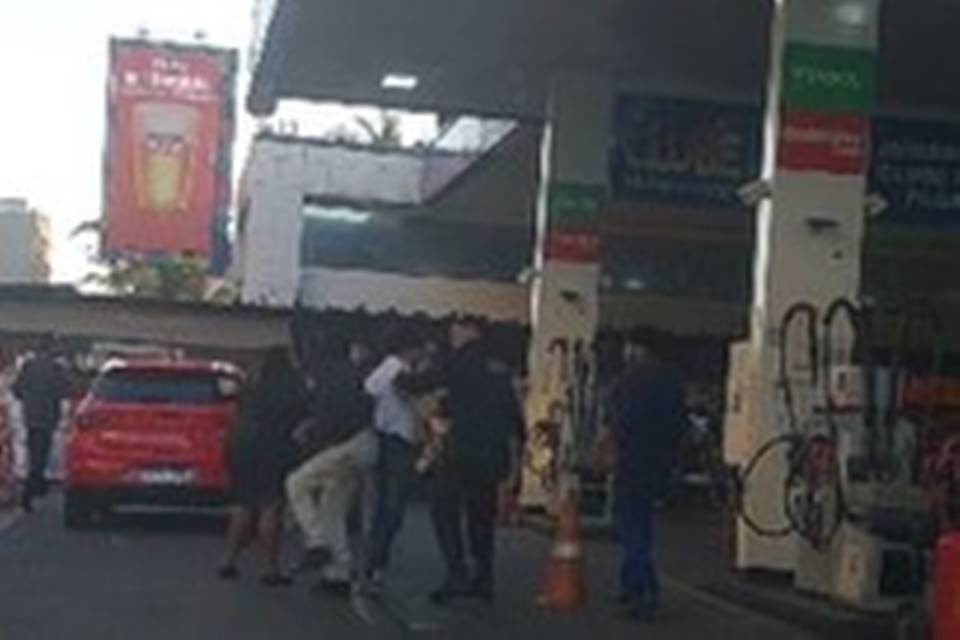 Pessoas brigando em posto - Metrópoles