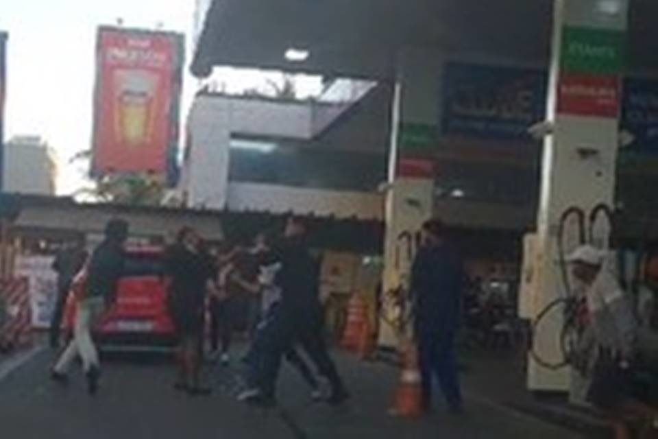Pessoas brigando em posto - Metrópoles