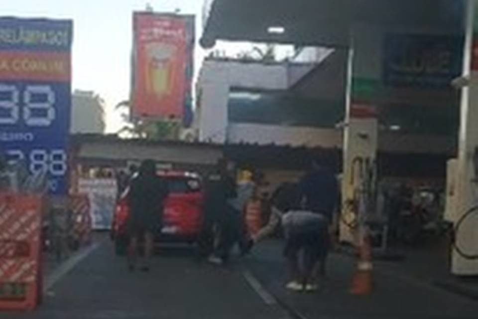 Pessoas brigando em posto - Metrópoles