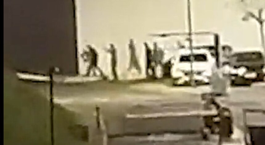 Em foto colorida policiais com armas em punho caminham, ao lado de muro de shopping, para trocar tiros com bandido - Metrópoles