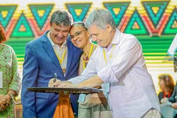Ministros Wellington Dias, Marina Silva e Paulo Teixeira assinam o Bolsa Verde- Metrópoles