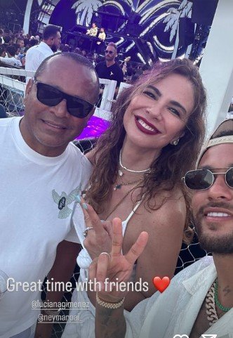 Neymar, Neymar Pai e Luciana Gimenez de branco em balada de Ibiza - Metrópoles