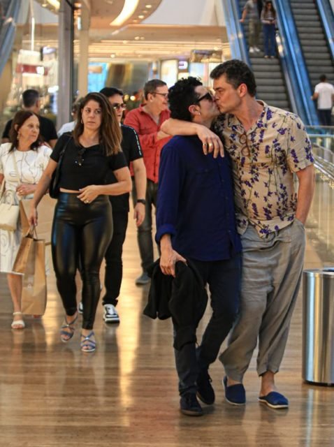 Carmo Dalla Vacchia beijando amigo na boca no shopping - Metrópoles