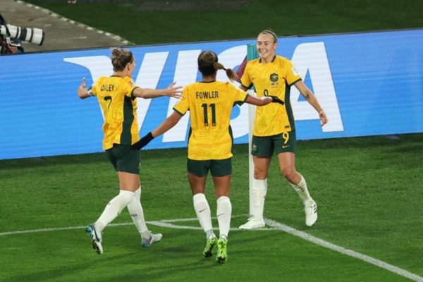 Imagem colorida de jogadoras da Austrália se abraçando