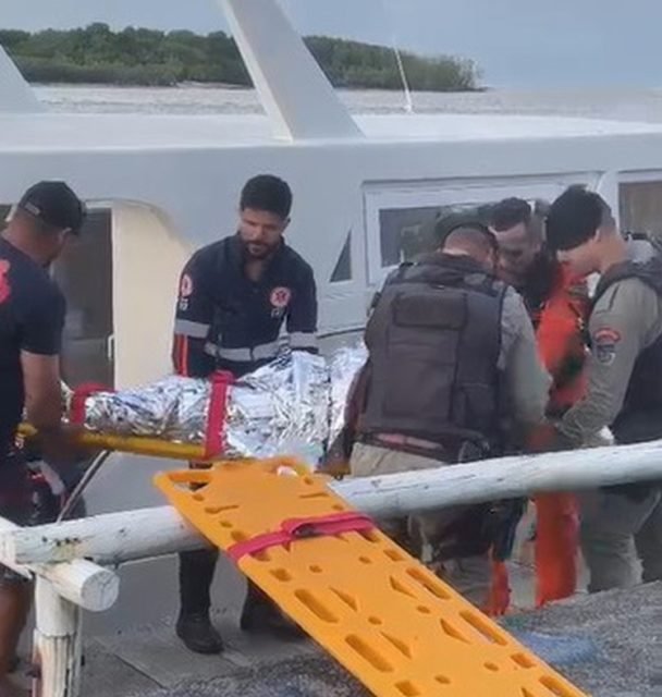 Imagem colorida do resgate às vítimas de afogamento - Metrópoles