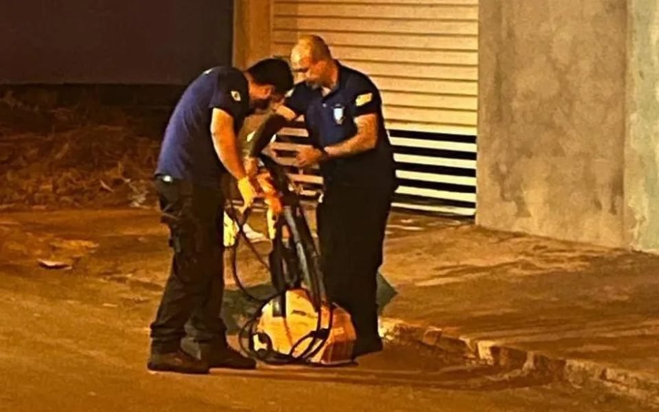 imagem colorida policiais periciam lavadora